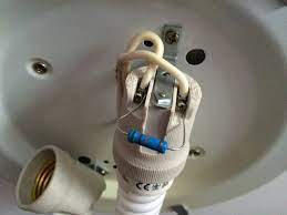 Kalau semua colokan sudah dicabut, saklar lampu dimatikan semuanya, namun saat mcb di naikkan tetap jepret, berarti ada kabel instalasi di rumah anda yang korsleting. Mengapa Lampu Led Berkedip Saat Sakelar Mati Jika Lampu Berkedip Dalam Keadaan Hidup Struktur Dan Prinsip Operasi