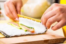 Combine the vinegar, sugar and 1 teaspoon salt in a saucepan over medium heat, stirring to dissolve the sugar. How To Make Sushi Sweat