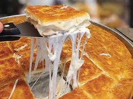 Su böreği, tadı ve hafifliği ile en sevilen börek çeşitlerinden biridir. Kasarli Borek 1 Tepsi Huseyinoglu Baklava