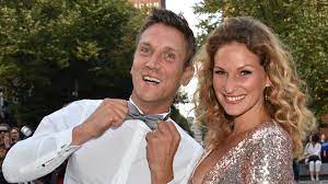 Peer kusmagk und janni hönscheid werden erneut eltern. Hochzeit Mit Peer Jannis Brautkleid Sollte Geliehen Sein Promiflash De