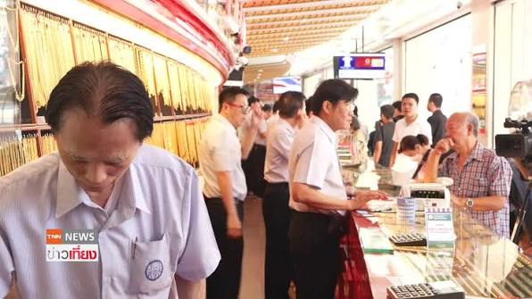 "ทองคำ" ราคาพุ่งทะลุปรอท ประชาชนแห่ขายทำกำไรแน่นเยาวราช หลังศึกอิหร่าน |  TNN ข่าวเที่ยง | 2-3-69 , ร้านทองย่านเยาวราช คึกคัก  หลังสถานการณ์ตึงเครียดในตะวันออกกลาง ดันราคาทองเพิ่มสูงขึ้น ...
