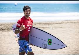 A demonstração dos surfistas acontece na praia de tsurigasaki , a cerca de 100 km do estádio olímpico de tóquio. Sfxlxzytdssdlm
