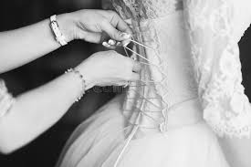 Keine frage, die suche nach dem richtigen brautkleid ist für die frau der schönste höhepunkt der hochzeitsvorbereitung. Brautjungfern Die Helfen Ihr Hochzeitskleid Zu Binden Tradition Der Brautmorgen Stockbild Bild Von Kleidung Braut 80520147