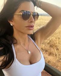 Jeff Bezos, la compagna Lauren Sánchez: «Mi rifiutarono come hostess a  causa del mio peso, allora diventai pilota». La prima intervista