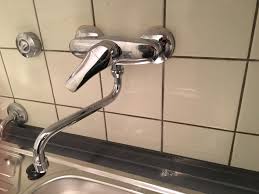 Auch die anschlüsse der tischgeräte selbst sind meist schon auf andere anschlussoptionen vorbereitet. Spulmaschine An Wasserhahn An Der Wand Anschliessen Wasser Kuche Spuelmaschine