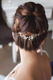 25 Romantische Brautfrisuren Mit Haarschmuck Hochzeitskiste Brautfrisur Frisur Braut Haarschmuck