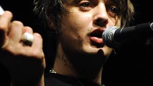 Proceeds from the track will go to the amy winehouse foundation , an organization set to help young people who've gotten into the misuse of. Pete Doherty Will Blut Bild Von Amy Winehouse Versteigern Bunte De