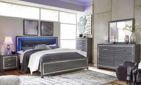The bedside ottoman with upholstered seat also has 2 storage drawers and lines quite well with the relatively shorter footboard of the platform bed. 6 Pc Lodanna Bedroom Set