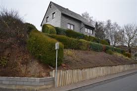 Die moderne architektur des einfamilienhauses überzeugt mit einem vordach, das fließend in einen carport übergeht. Haus Zum Verkauf 56766 Ulmen Meiserich Mapio Net