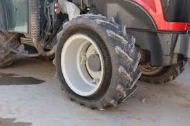 Découvrez notre stock de pièces détachées de pneu d'occasion pour toutes vos machines de travaux publics (tractopelles, niveleuses, bulldozers …). Un Hybride Entre Le Pneu Et La Chenille Reussir Machinisme