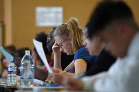 Le bac approche et pour t'éviter de t'emmêler les pinceaux, voici une liste de toutes les dates d'examens ! 2uyjv1h7ytxbvm