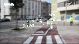 A person completing the 2021 census. Censos 2021 Youtube