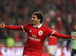 Navijački puk tako je dobio još jednu dozu optimizma, u tražilo se njegovo ime, „čeprkalo o njemu, što je rezultiralo da je krovinović danas treći najtraženiji. Benfica Krovinovic A Caminho Do Nottingham Forest Maisfutebol