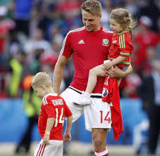 Gareth bale profile), team pages (e.g. Em 2016 Wales Feiert Viertelfinal Einzug Mit Kinderparty Welt
