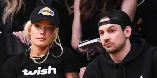 27, that she is pregnant with her first child and tagged him in her baby bump photo. Who Is Alev Aydin Meet Halsey S Boyfriend And Child S Father