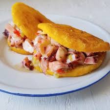 Arepa Frita Rellena Con Salpicon De Pulpo Arepas Venezolanas Receta Comida Vegetariana Recetas Comida