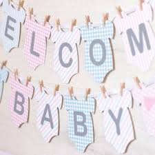 ベビーシャワーやマタニティフォトの装飾に人気のロンパースの形をしたガーランド パステルカラーがかわいらしいガーランドはご出産前後様々なシーンで使えておすすめです ベビーグッズ ウェディンググッズ通販サイトeymで販売中です ベビーシャワーパーティー