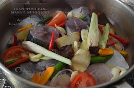 Resepi gulai kuning ikan merah kelantan senang dan mudah via daridapur.com. Amie S Little Kitchen Ikan Tongkol Masak Singgang