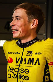 Jonas Vingegaard yesterday at media day in Visma. 🐝 Interesting to see the  yellowB logo instead of the AGU. 👀 📷: clemens_rikken