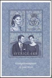 Eine briefmarke (einzeln auch kurz marke), in deutschland amtlich postwertzeichen, ist die bestätigung eines postalischen beförderungsunternehmens über die zahlung des aufgedruckten betrages. Victorias Hochzeit Briefmarken Fur Das Brautpaar Gala De