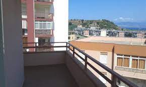 Appartamento in ottime condizione ben rifinito e luminoso sito al 1° piano di uno stabile popolare no condominio composto da ingresso/disimpegno,cameretta ragazzi,comoda camera da letto,saloncino,cucina,bagno,balcone angolare perimetrale e ripostiglio. Vendita Appartamenti Messina 6 Stelle Panoramico E Luminoso 5 Vani Localita San Filippo Santa Lucia