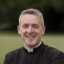 Il y a vraiment 2 lieux où notre âme se renouvelle : la prière et la  lecture. Pour la prière, j'ai déjà quelques idées grâce au combo quotidien  oraison+bréviaire+chapelet+messe (!). Mais pour