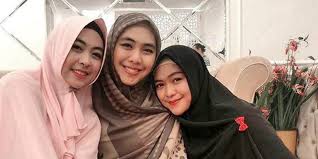 Kemudian dipasangkan di kepala dengan sama panjang. Kompak Bergamis Gaya Modis 2 Kakak Ria Ricis Hijab Dream Co Id