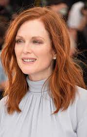 Julianne Moore Medium Red Wavy Hairstyle For Women Over 50 Redhead Hairstyles Medium Hair Styles Hair Color Auburn