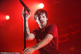 Official website for louis tomlinson. Louis Tomlinson Kundigt Er War Gezwungen Zu Verschieben Seine Bevorstehende Australien Tour Aktuelle Boulevard Nachrichten Und Fotogalerien Zu Stars Sternchen