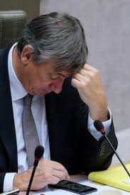 Najnovšie správy z domova i zo sveta. Een Spelende Minister President Tekenend Voor Een Gebrek Aa De Standaard Mobile