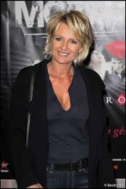 Après une maîtrise de langues. Sophie Davant Jolie Couleur Couleur Davant Jolie Sophie Kurzhaarfrisuren Frisuren Haarschnitt