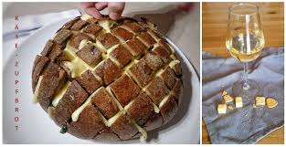 Ein Gemutlicher Abend Mit Freunden Kase Zupfbrot Zum Wein Essen Ohne Grenzen Snack Ideen Kase Zupfbrot Zupfbrot