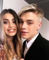 Emma muscat è un nome noto agli amanti della musica, che l'hanno conosciuta sul piccolo schermo in occasione di amici 17, dove tra la relazione con biondo e le esibizioni, entrò nelle case dei fan italiani che ancora oggi la ricordano. Emma E Biondo Accueil Facebook