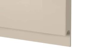 Des couleurs sombres—appliquées sur les murs ou les armoires, les teintes foncées, comme le bleu marine, le noir et le gris anthracite, apportent prestance et profondeur à la cuisine tout en mettant en valeur les accessoires contrastants. Cuisines Metod Finition Voxtorp Beige Brillant Ikea