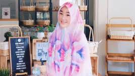 Larissa chou (lahir, cirebon, 23 april 1996) adalah seorang mualaf cantik keturunan tionghoa yang kini menjadi isteri putra pertama ustaz arifin ilham, yakni muhammad alvin faiz. Biodata Larissa Chou Lengkap Umur Dan Agama Istri Alvin Faiz Yang Diisukan Cerai