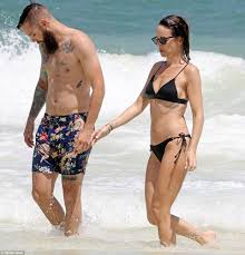 Catt sadler is an entertainment reporter who is best known for her work in e! Catt Sadler Finally Lets Off Some Steam During Mexico Vacation Daily Mail Online