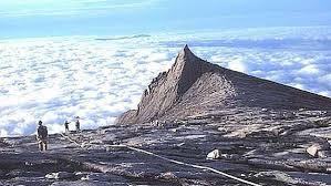 Gunung yang juga dikenal dengan nama mount muru ini memiliki memiliki ketinggian sekitar 2.424 meter diatas permukaan laut. Puncak Gunung Tertinggi Di Malaysia Simpan Banyak Misteri Okezone Lifestyle