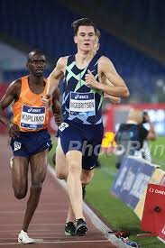 Jakob Ingebrigtsen Lauft 5 000 M Europarekord Mainova Frankfurt Marathon