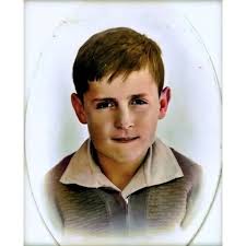 Roberto Mario Gomez y Bolaños was the second of three children of painter  and draughtsman Francisco Gomez Linares and bilingual secretary Elsa Bolaños-Cacho  Aguilar. The couple still had two children: Francisco and