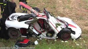 Half the size and power of the big yank. Rowan Atkinson Leistet Nach Mclaren Crash Erste Hilfe Auto News