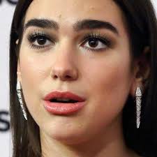 Descubra as principais músicas e álbuns de dua lipa, incluindo new rules, don't start now e muito mais. Dua Lipa Makeup Black Eyeshadow Brown Eyeshadow Gray Eyeshadow Silver Eyeshadow Peach Lipstick Steal Her Style