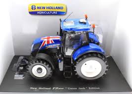 Austin mini van in dunkelgrün mit englischer flagge auf dem dach. Uh 4045 New Holland T7210 Union Jack Edition Gb Flagge