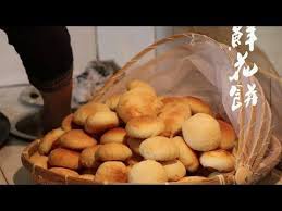 正是云南玫瑰花开的季节 摘了些花做鲜花饼 做满满一筐吃得才过瘾 滇西小哥 youtube food documentaries cooking asian recipes