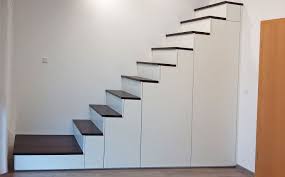 Treppenunterbau Treppe Mit Auszugen Schrank Integriert In Treppe Modern Stillvoll Schwarz Weiss Treppe Stauraum Sch Treppe Treppen Design Treppenschrank