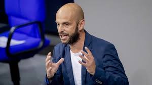 Ich, der parteilose preuße, war, bin und werde bei keiner politischen organisation oder partei mitglied werden. Ubertritt Von Marco Bulow Was Will Eine Satirepartei Im Seriosen Bundestag