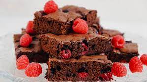 Die weiche butter und das mandelaroma dazugeben und glattrühren. Saftige Brownies Mit Himbeeren Food Blog Ninastrada Kuchen Torten