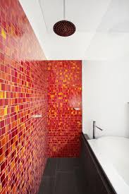 Grosse Dusche Und Badewanne Parallel Nebeneinander Rote Badezimmer Badezimmer Ideen Bilder Badezimmer
