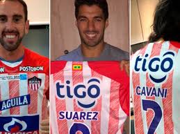 La mejor variedad en artículos de fútbol está en un solo lugar! Suena El Junior Luis Suarez Edison Cavani Y Diego Godin Posaron Con La Camiseta Del Tiburon Infobae