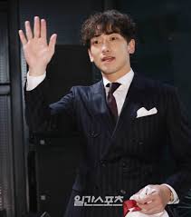 Hyun bin is particularly active on social networking sites and has been liked immensely by his fans in south korea. Bi Rain Officially Appeared With His Head His Ex Girlfriend Hyun Bin Bowed Repeatedly To Show At The Event
