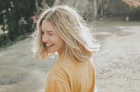 Frauen mit gefiederten haaren glauben, dass der einzige weg, ihre locken zu stylen, das föhnen ist. Frisurentrends 2020 Von Pagenkopf Bis French Bob Herold At
